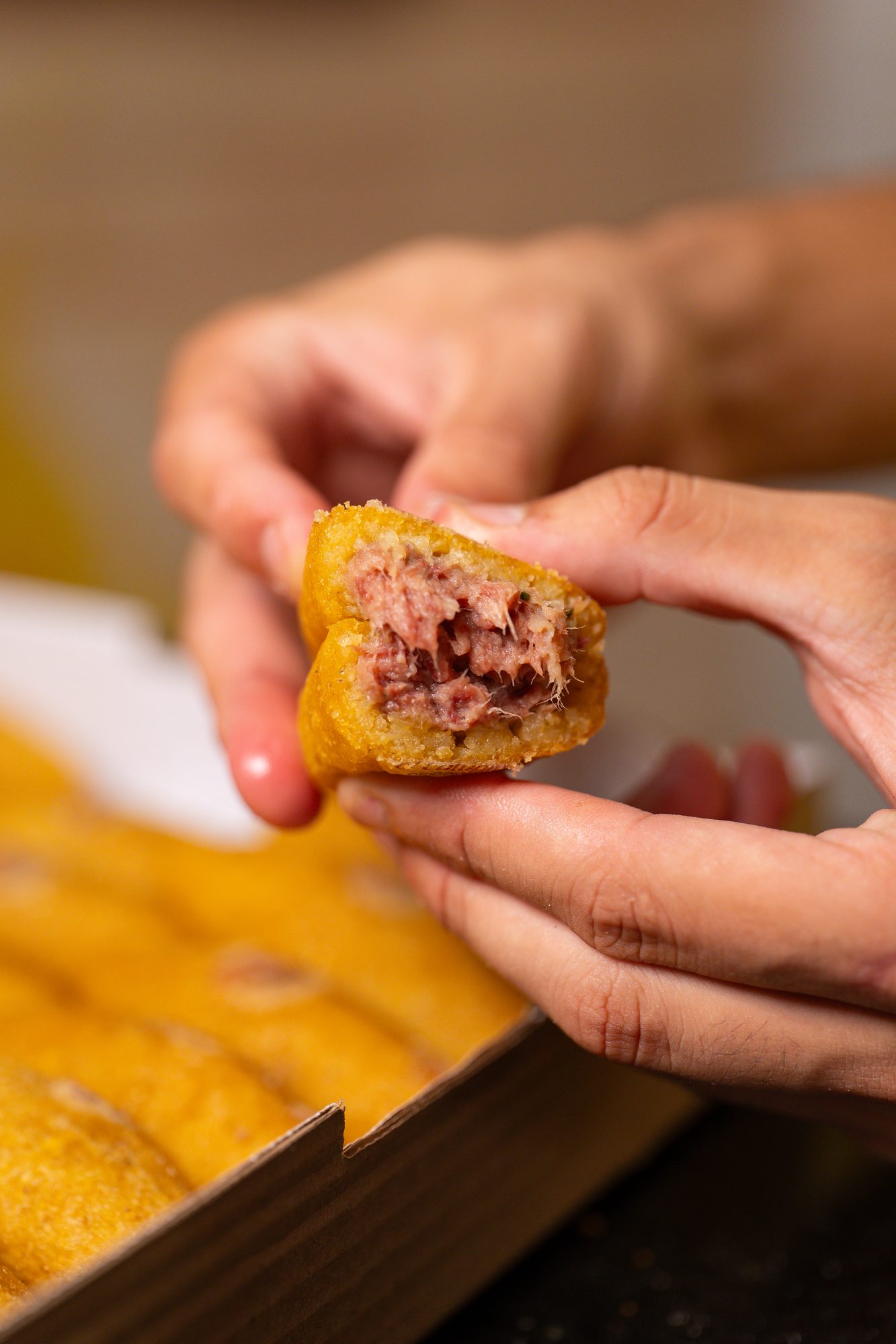 Bolinho caipira Ôcaipira recheado de carne, partido ao meio