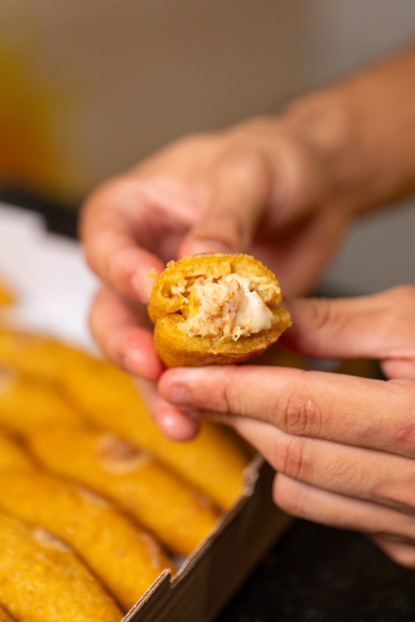 Bolinho caipira Ôcaipira recheado de catupiry