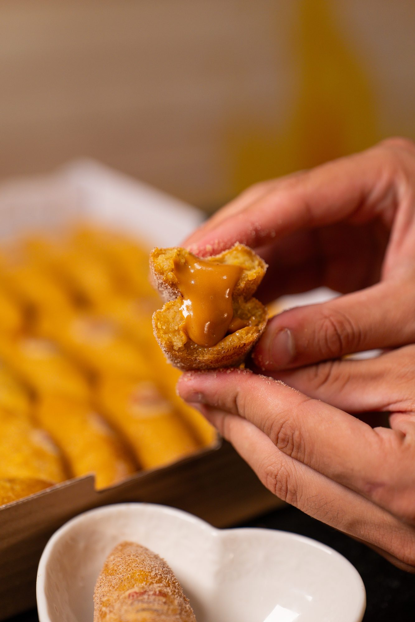 Bolinho caipira Ôcaipira recheado de doce de leite