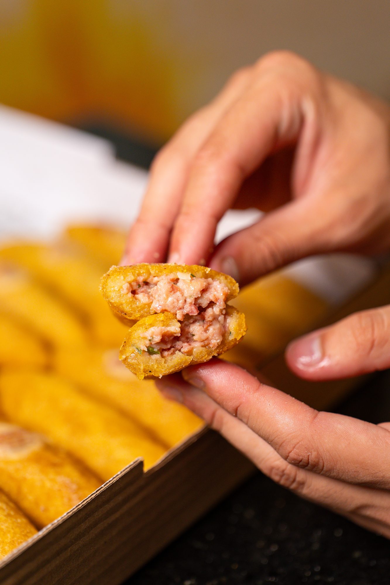 Bolinho caipira Ôcaipira recheado, partido ao meio
