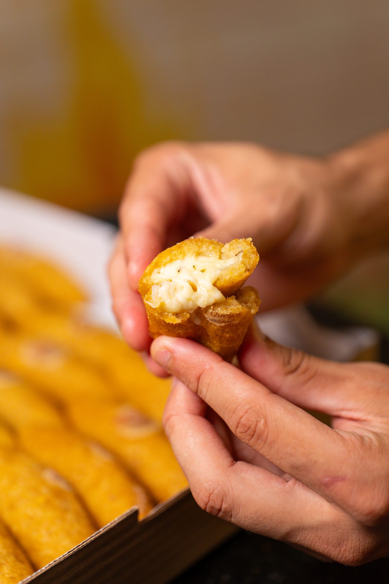 Bolinho caipira Ôcaipira recheado de queijo