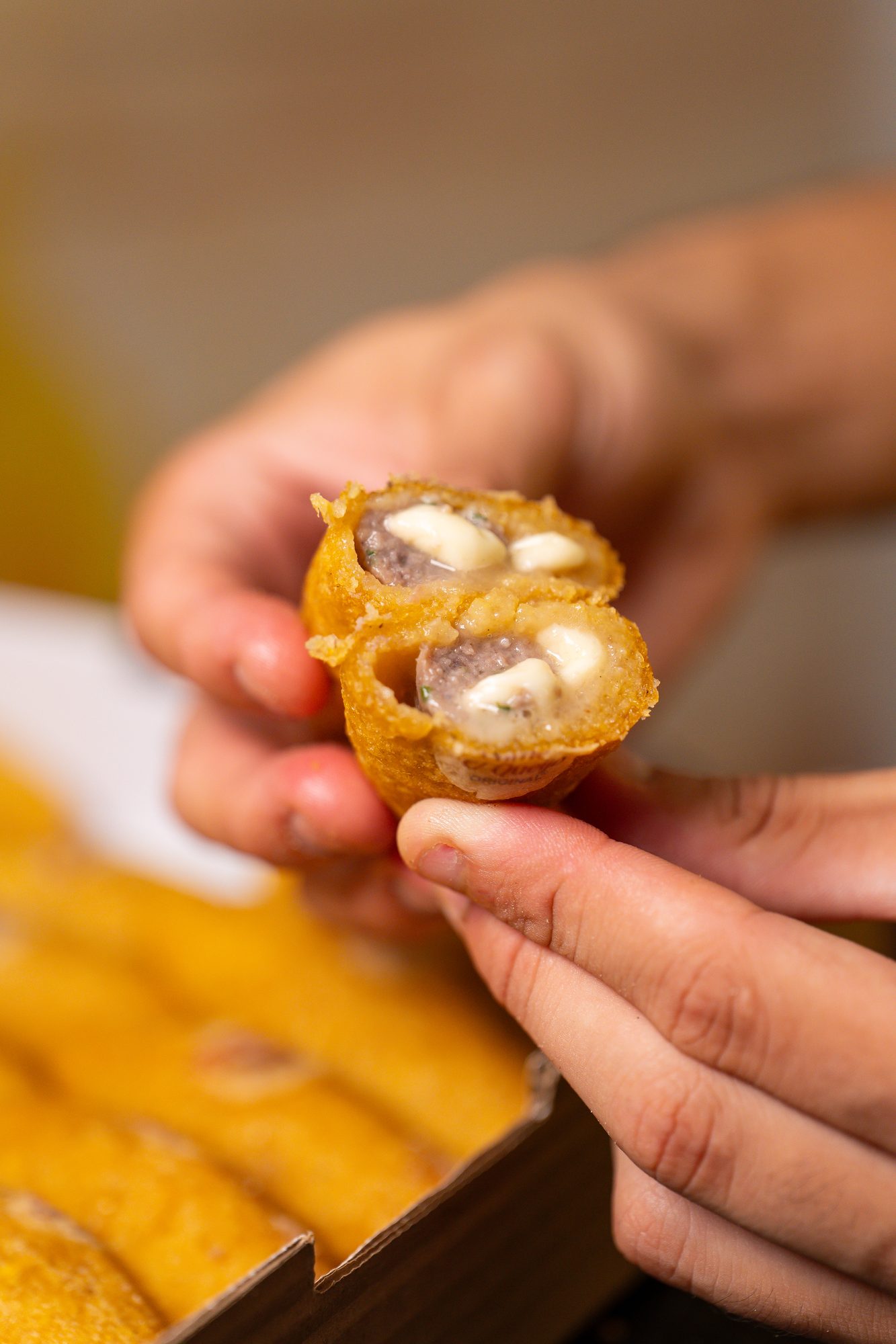 Bolinho caipira Ôcaipira recheado de queijo