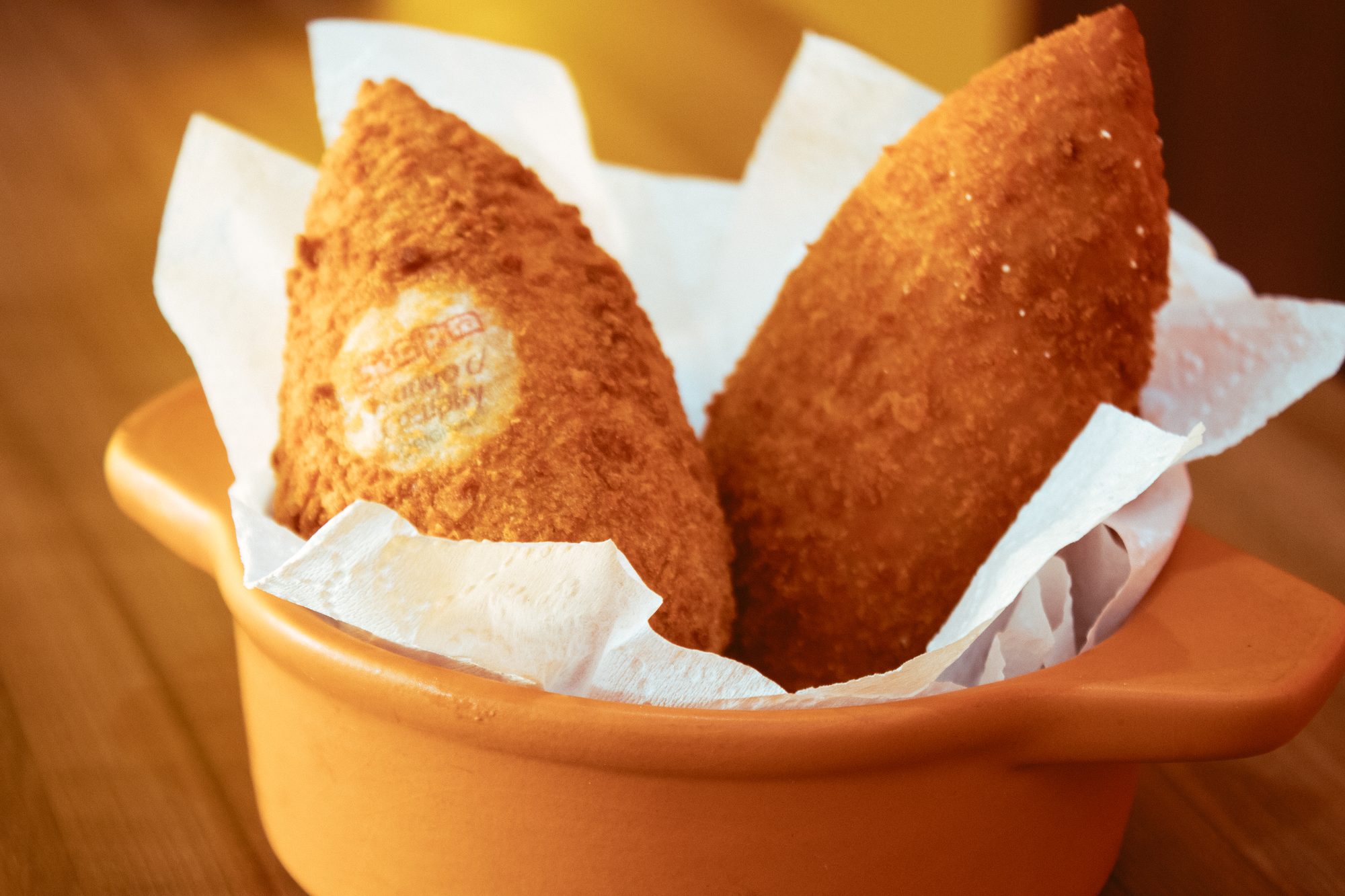 Coxinha Ôcaipira recheada, cortada ao meio