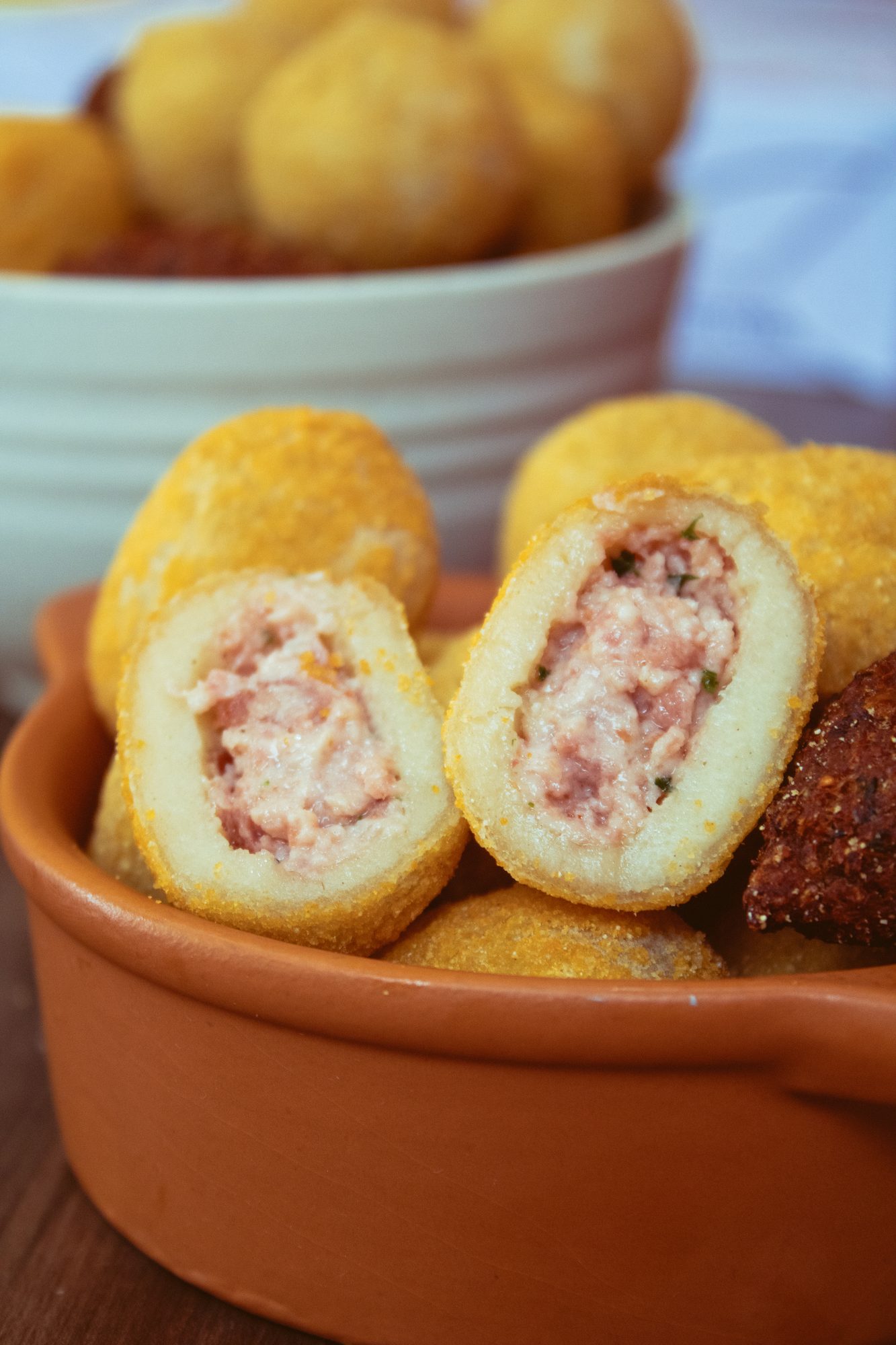 Salgado recheado de frango com catupiry