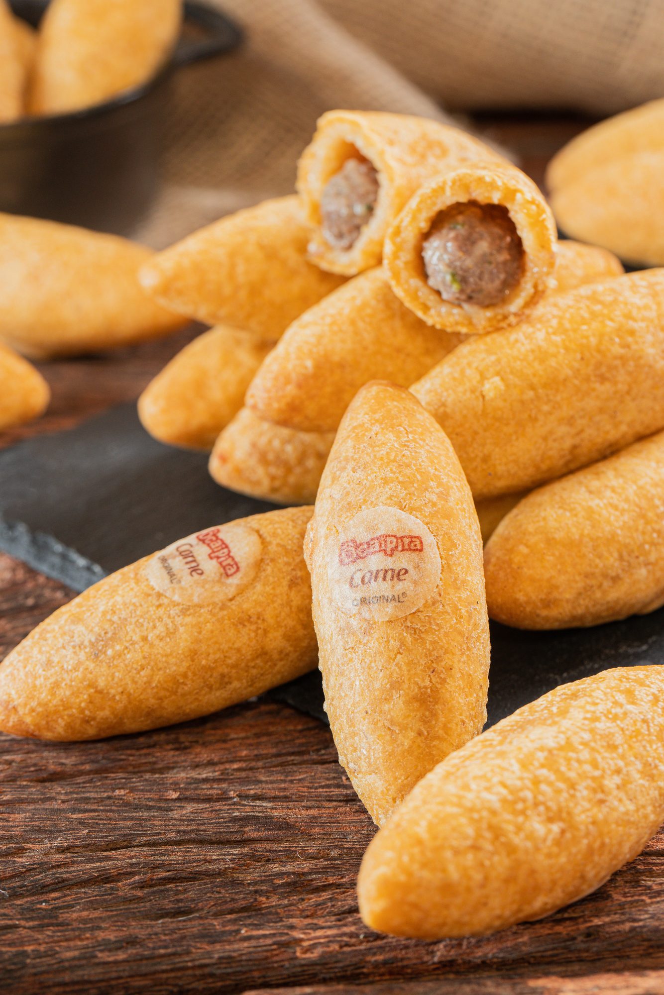 Bolinhos Ôcaipira recém-fritos, recheio de carne