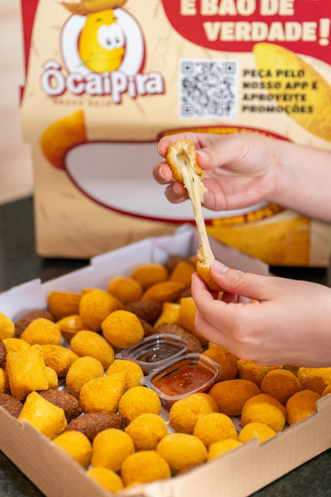 Salgado Ôcaipira com queijo puxando