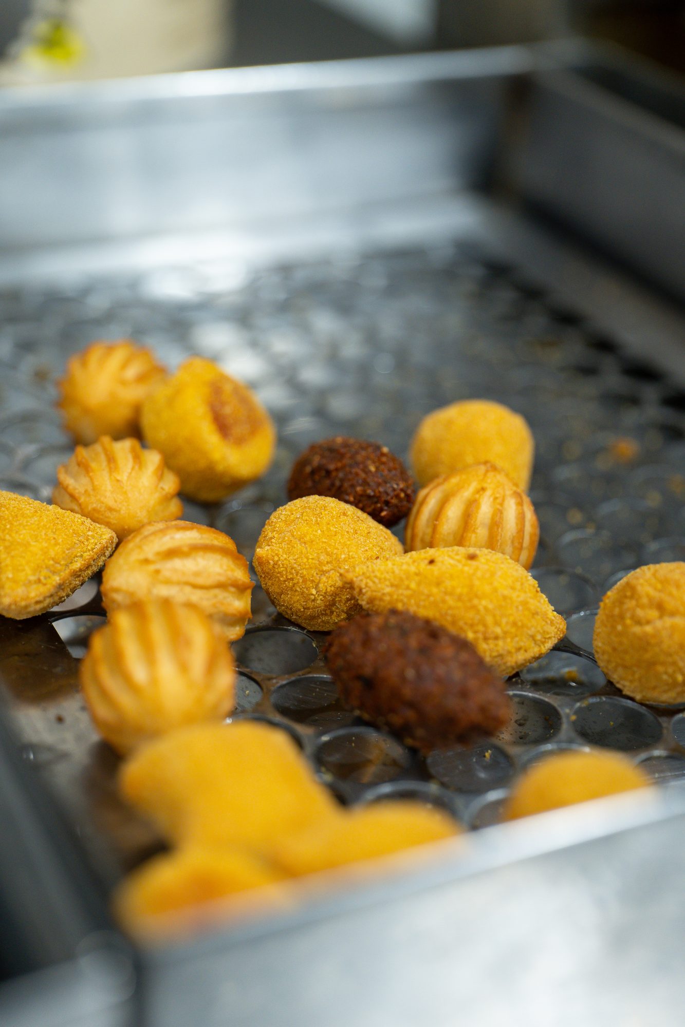 Salgados Ôcaipira recém-fritos na produção