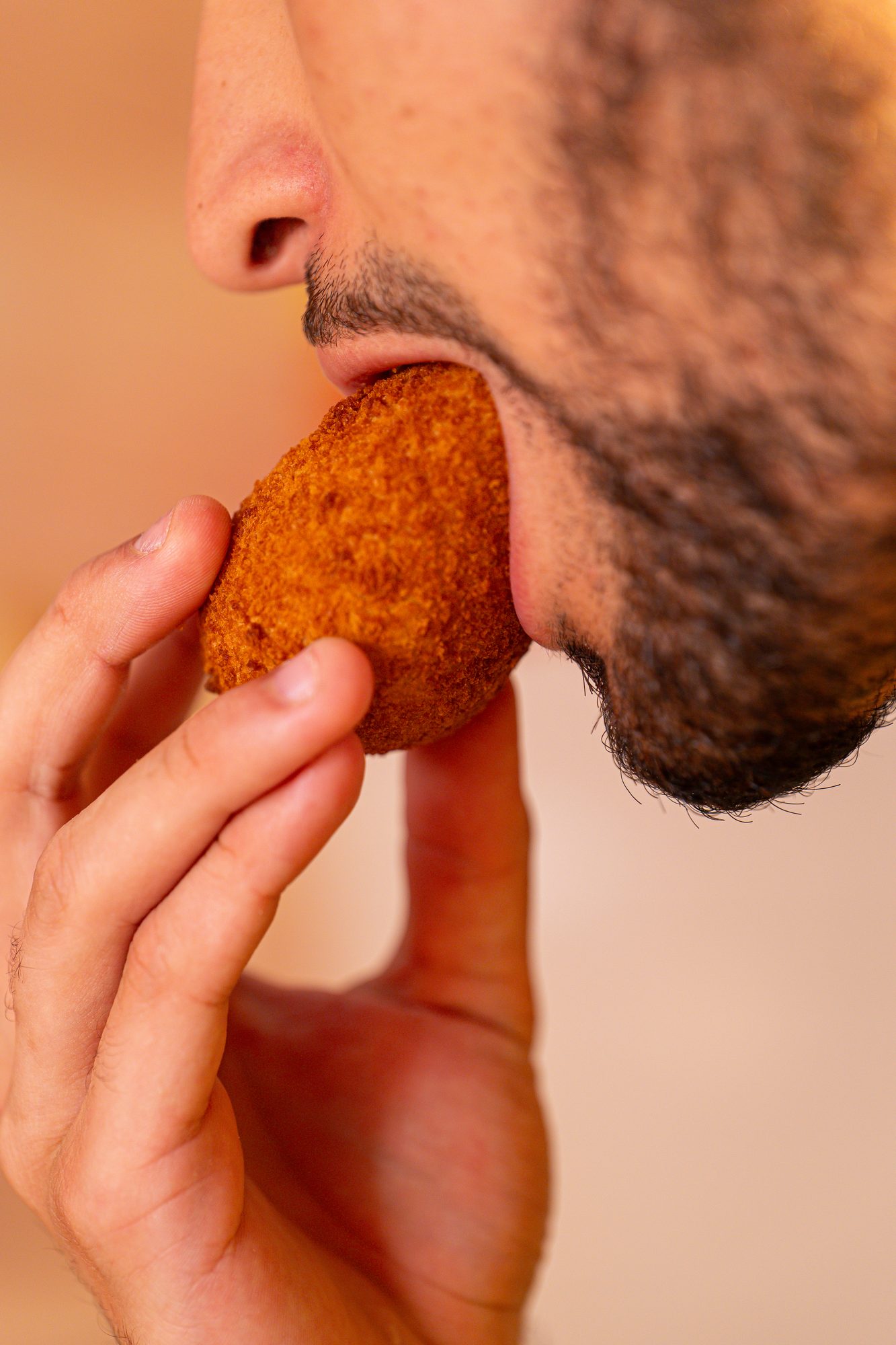 Provando um bolinho Ôcaipira