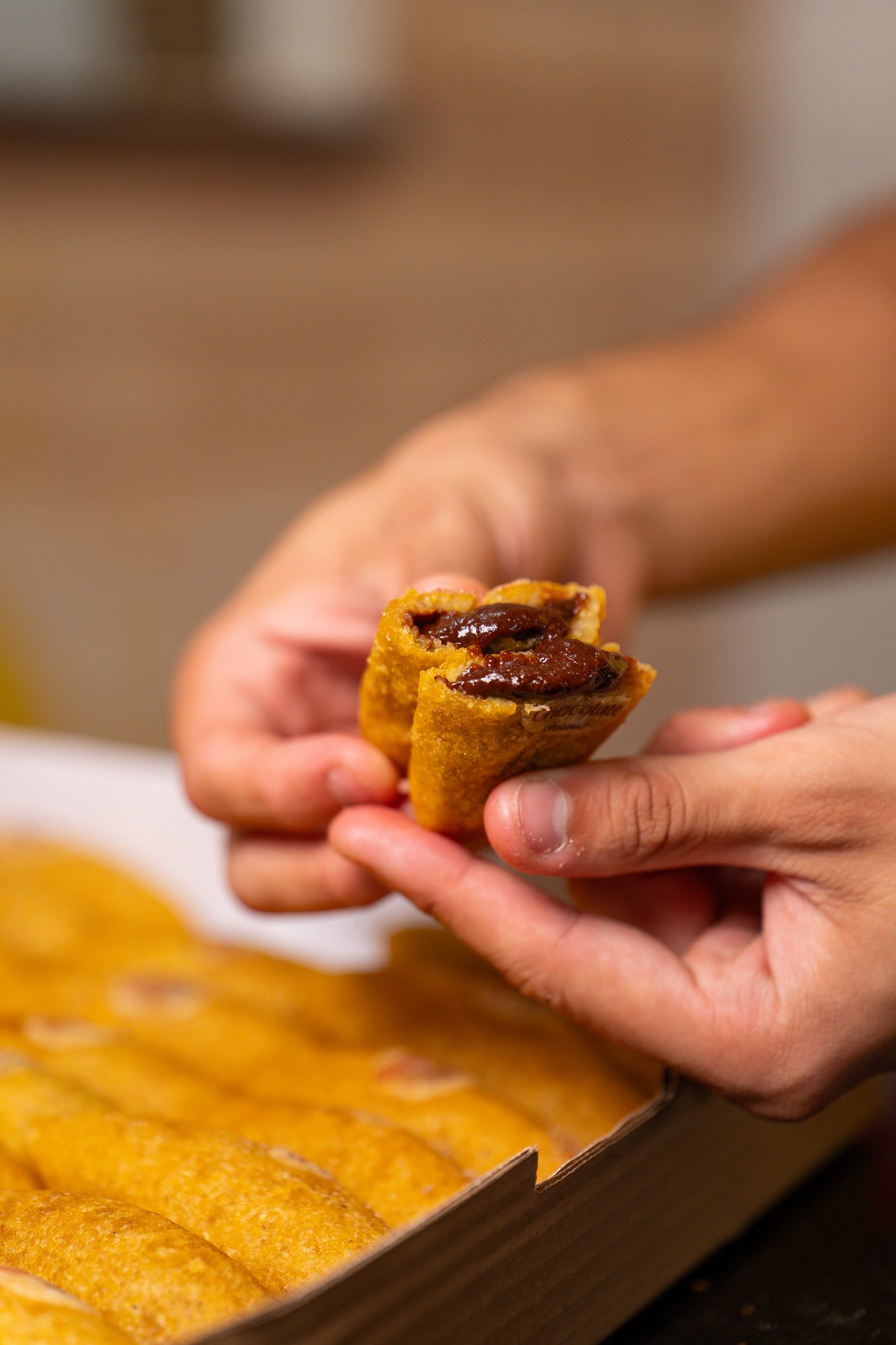 Bolinho doce Ôcaipira recheado de chocolate