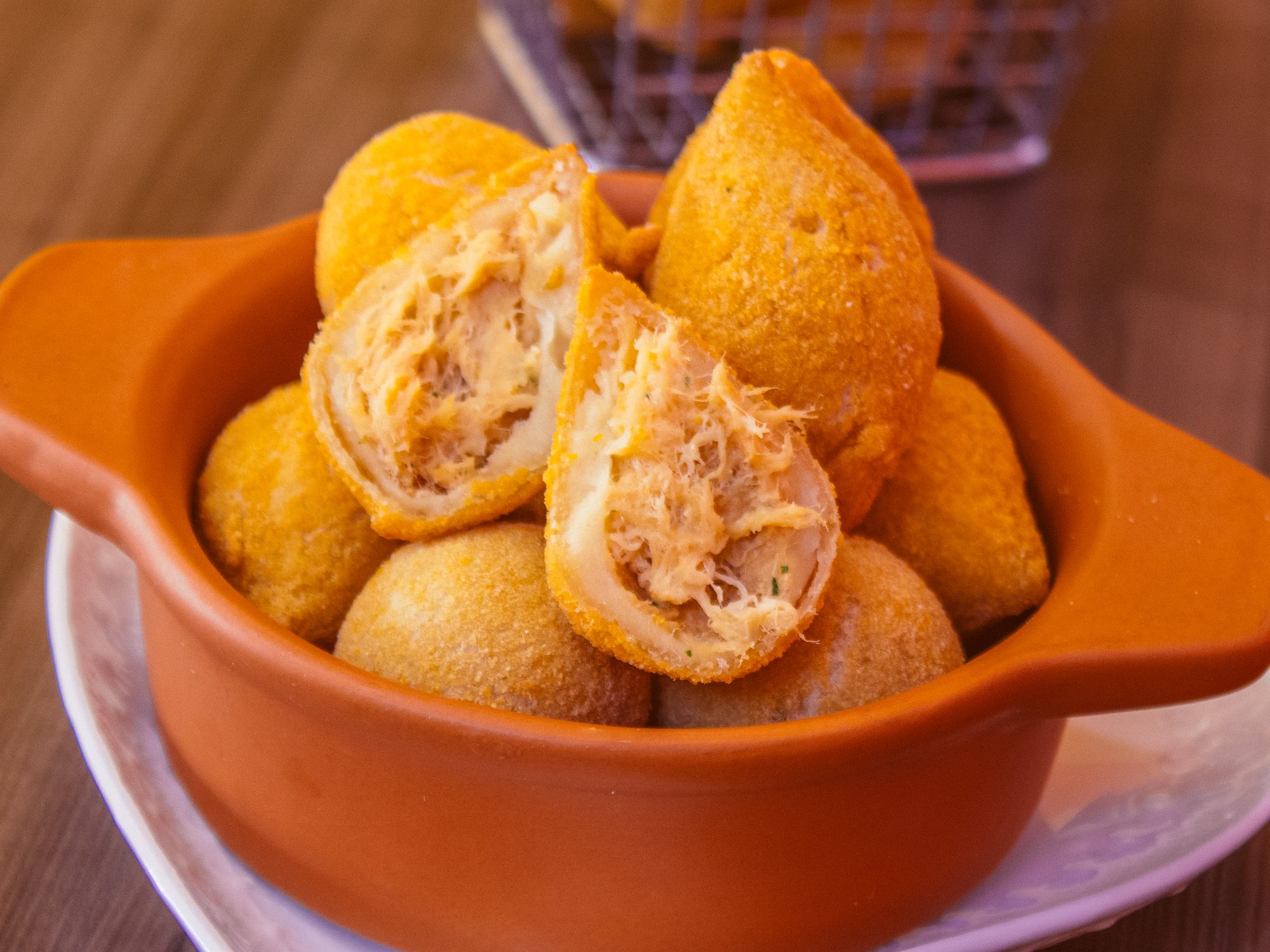 Coxinha Ôcaipira recheada numa tigela